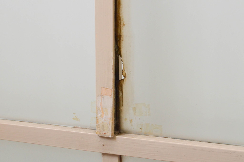 アンティーク建具　ペイント仕上げ限定　レトロな雰囲気づくりにおすすめのガラス戸4枚セット(引き戸)(R-068862)