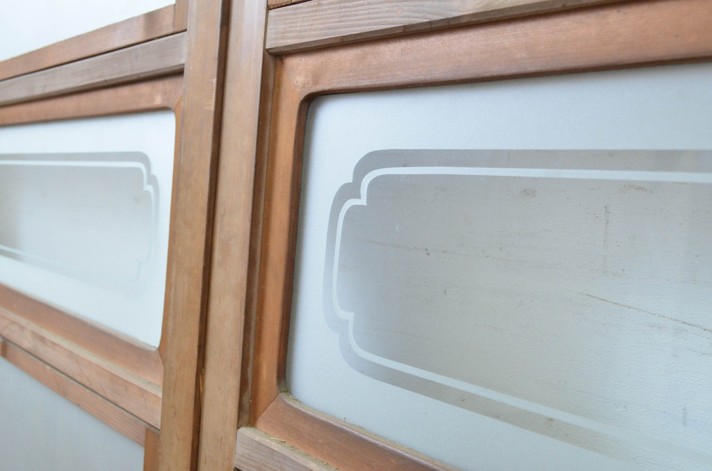 アンティーク建具　腰板欅(ケヤキ)材　和の風情が感じられる裏ガラス入り格子戸4枚セット(ガラス帯戸、引き戸、ガラス戸)(R-064076)
