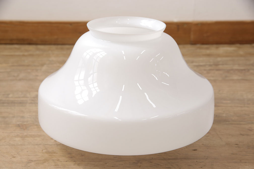 アンティーク照明　大振りサイズ　昭和レトロなデザインが魅力的な乳白色のガラスシェード照明(吊り下げ照明、天井照明、ペンダントライト)(R-053863)