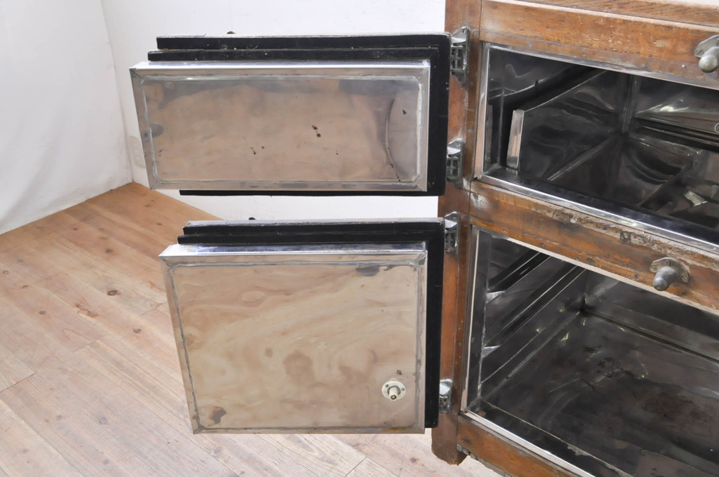 和製アンティーク　大型サイズ!!　ナラ材　ディスプレイにおすすめ!ノスタルジックな雰囲気作りに活躍する木製冷蔵庫(冷蔵箱、収納棚)(R-068649)