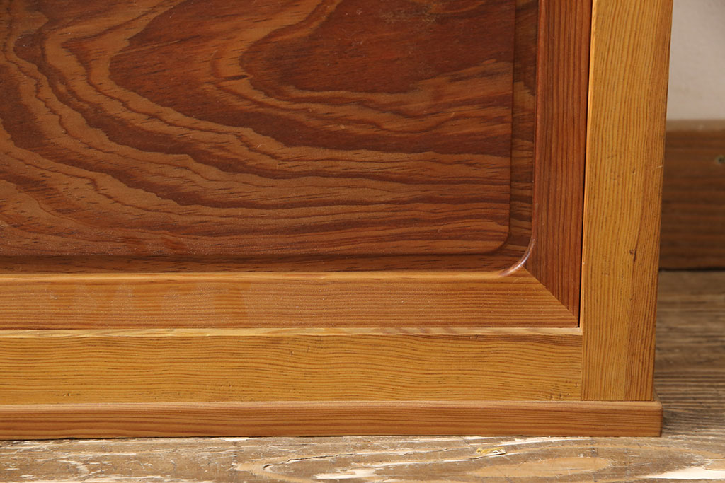 中古　肥松(老松、アブラマツ)　珍しい材でつくられた、木目の美しさが目を引く置き床(ローボード、テレビ台、戸棚)(R-053789)