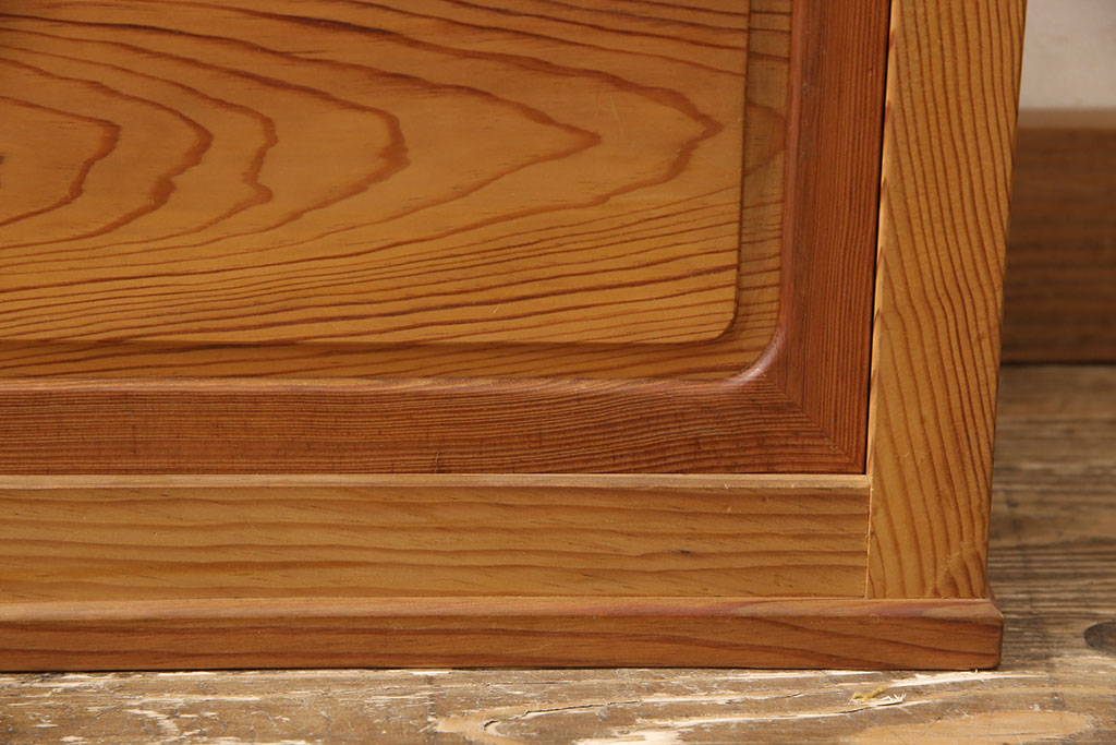 中古　肥松(老松、アブラマツ)　珍しい材でつくられた、木目の美しさが目を引く置き床(ローボード、テレビ台、戸棚)(R-053790)