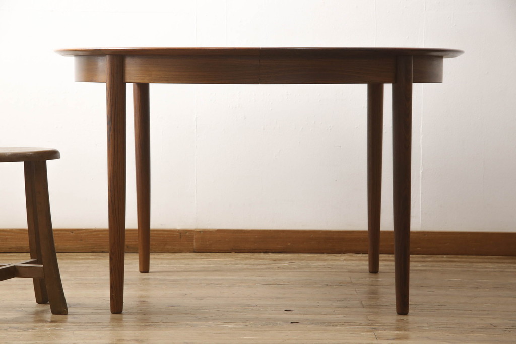 デンマークビンテージ　北欧ヴィンテージ　Dyrlund(デューロン)　ローズウッド　シンプルなデザインで取り入れやすいエクステンションテーブル(デュランド、ダイニングテーブル、二人掛け、四人掛け、ラウンドテーブル)(R-059756)