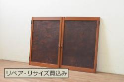 【オーダー建具実例】過去のオーダー建具を参考にトイレ扉を再現製作しました。ご希望のサイズでバランスをみながら調整製作し、左框に引き手、表示錠を取り付け。レトロなダイヤガラスを組み入れ、趣ある濃い茶色の着色で仕上げました。(建具)