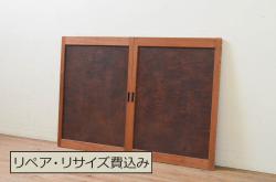 組子入り扉1枚をリペア&カスタム!高さと幅をリサイズし、開き戸から引戸へ仕様変更。引手を取り付け、プラスチック障子紙にて張り替え。色味は当店商品を参考にダークブラウン色に着色。(ドア、障子戸、格子戸、建具)