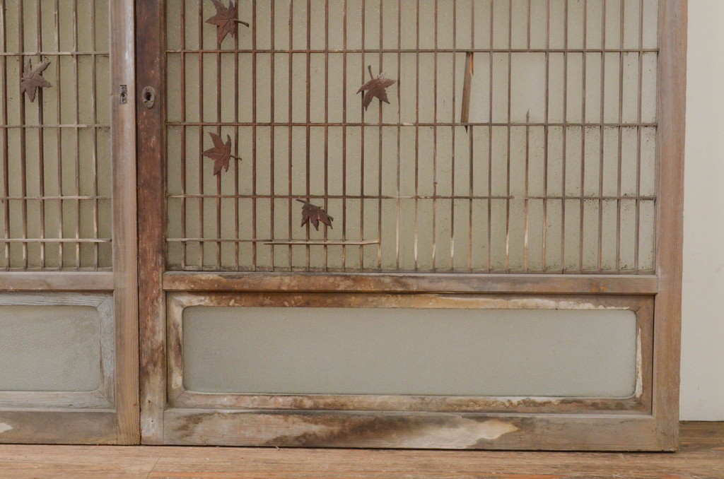 アンティーク建具　上品なデザインのもみじの彫刻入り格子窓2枚セット(ガラス戸、格子戸、引き戸)(R-068889)