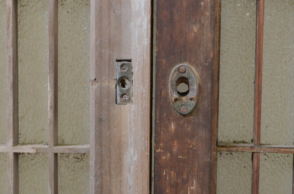 アンティーク建具　上品なデザインのもみじの彫刻入り格子窓2枚セット(ガラス戸、格子戸、引き戸)(R-068889)