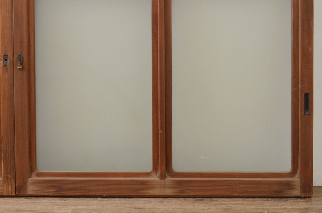 アンティーク建具　高級品!!　透かし彫りが素敵なレトロな雰囲気のガラス窓2枚セット(引き戸、ガラス戸)(R-068891)