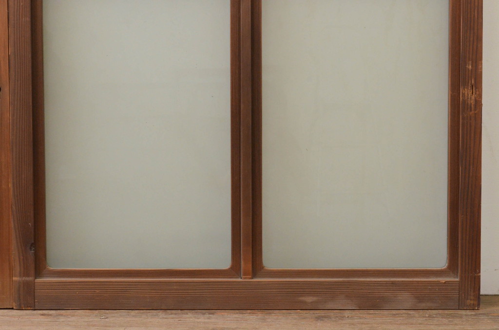 アンティーク建具　高級品!!　透かし彫りが素敵なレトロな雰囲気のガラス窓2枚セット(引き戸、ガラス戸)(R-068891)