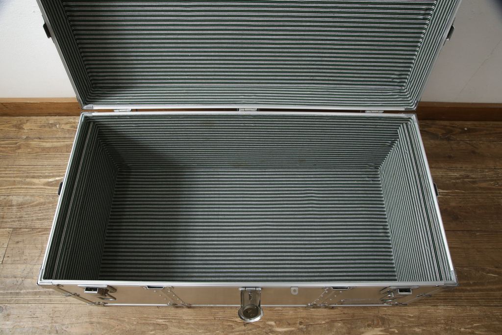ビンテージ雑貨　和製ヴィンテージ　メンズライクな空間のアクセントにおすすめのアルミ製トランク(船トランク、収納、ディスプレイ)(R-059254)