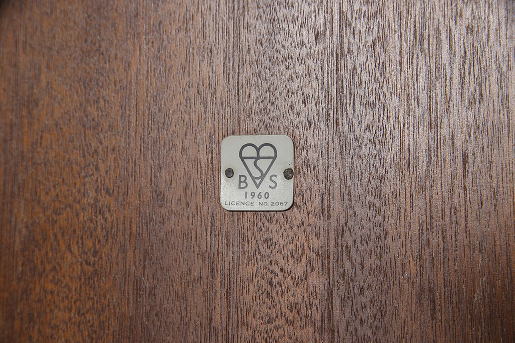 イギリスアンティーク　マホガニー材　モダンなデザインが目を引くワードローブ(収納棚、戸棚)(R-053902)