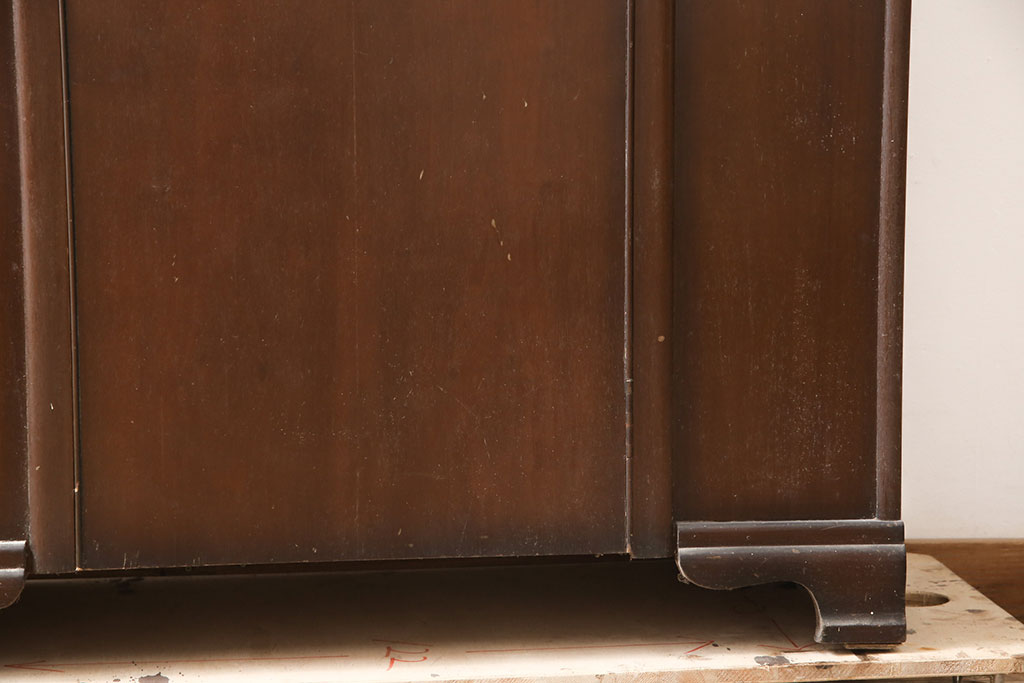 イギリスアンティーク　マホガニー材　モダンなデザインが目を引くワードローブ(収納棚、戸棚)(R-053902)