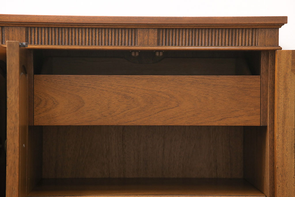 中古　DREXEL HERITAGE(ドレクセルヘリテイジ)　Triune(トライユン)　優雅な佇まいが魅力のクリデンザキャビネット(クレデンザ、サイドボード、リビングボード)(定価約66万円)(R-053476)