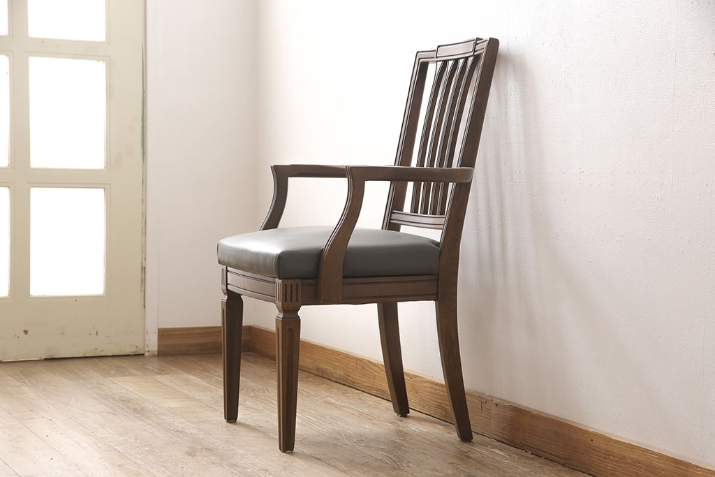 中古　カリモク家具(karimoku)　domani(ドマーニ)　QUEENS　LIFE(クイーンズライフ)　クラシカルなデザインが目を引くアームチェア(ダイニングチェア、椅子)(R-053755)