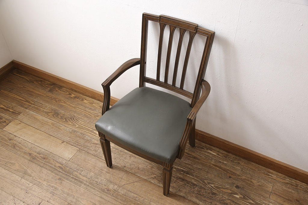 中古　カリモク家具(karimoku)　domani(ドマーニ)　QUEENS　LIFE(クイーンズライフ)　クラシカルなデザインが目を引くアームチェア(ダイニングチェア、椅子)(R-053755)