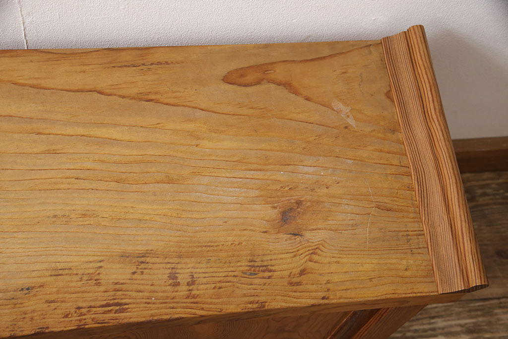 中古　肥松(老松、アブラマツ)　珍しい材でつくられた、木目の美しさが目を引く置き床(ローボード、テレビ台、戸棚)(R-053787)