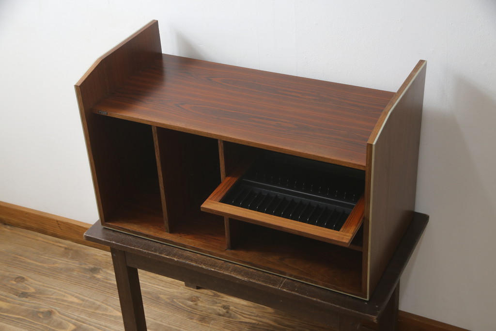 デンマークビンテージ　バング&オルフセン(BANG & OLUFSEN OF DENMARK)　ローズウッド材　シンプルで機能的なデザインが魅力的なオーディオラック(ステレオラック、レコードケース、収納棚、テレビ台、テレビボード、北欧、ヴィンテージ)(R-076889)