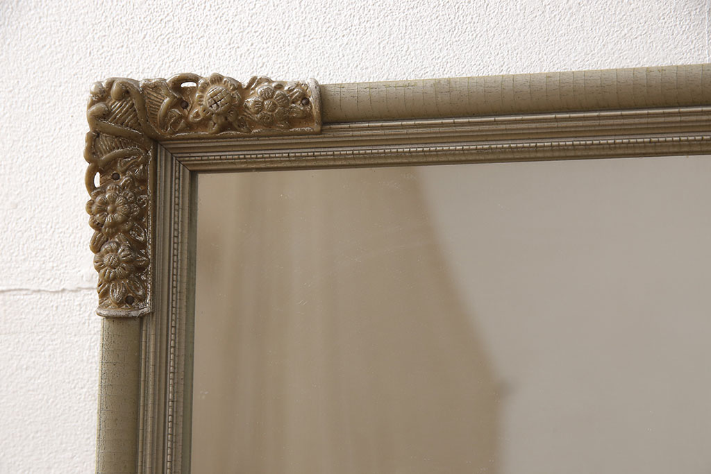中古　イタリア輸入家具　四隅に施された花の意匠がかわいらしいアンティーク風ウォールミラー(壁掛け鏡、姿見)(R-053313)