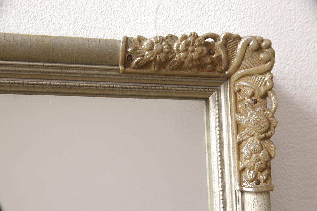 中古　イタリア輸入家具　四隅に施された花の意匠がかわいらしいアンティーク風ウォールミラー(壁掛け鏡、姿見)(R-053313)