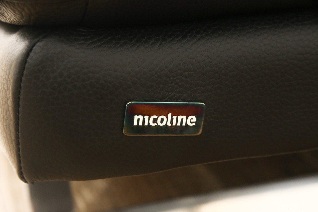 中古　イタリア製　Nicoline(ニコライン)　2018年モデル　上質な空間づくりにぴったりな高級感漂う本革ソファ(定価約58万円)(2.5人掛けソファ)(R-052645)