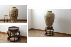薩摩焼　大京都日文林本寶山　高さ98cm　龍・獅子・鶴・美人画・鳳凰・花鳥図　緻密で絢爛豪華な金襴手特大花瓶・花台セット(花器、花入、花生、飾壷、壺、飾り台、金彩)(R-078582)