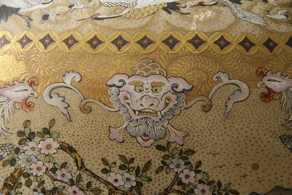 薩摩焼　大京都日文林本寶山　高さ98cm　龍・獅子・鶴・美人画・鳳凰・花鳥図　緻密で絢爛豪華な金襴手特大花瓶・花台セット(花器、花入、花生、飾壷、壺、飾り台、金彩)(R-078582)