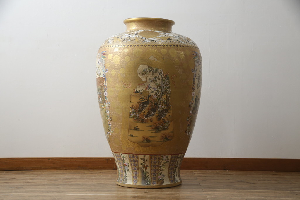 薩摩焼　大京都日文林本寶山　高さ98cm　龍・獅子・鶴・美人画・鳳凰・花鳥図　緻密で絢爛豪華な金襴手特大花瓶・花台セット(花器、花入、花生、飾壷、壺、飾り台、金彩)(R-078582)