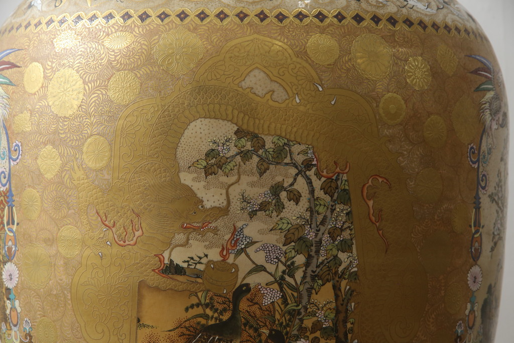 薩摩焼　大京都日文林本寶山　高さ98cm　龍・獅子・鶴・美人画・鳳凰・花鳥図　緻密で絢爛豪華な金襴手特大花瓶・花台セット(花器、花入、花生、飾壷、壺、飾り台、金彩)(R-078582)
