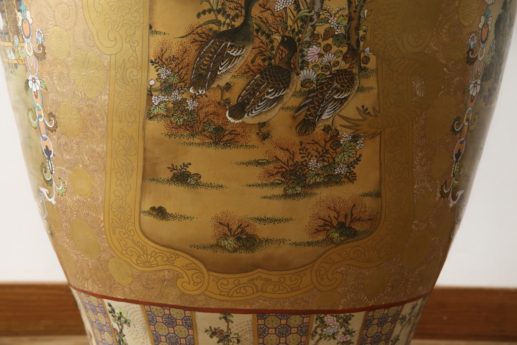 薩摩焼　大京都日文林本寶山　高さ98cm　龍・獅子・鶴・美人画・鳳凰・花鳥図　緻密で絢爛豪華な金襴手特大花瓶・花台セット(花器、花入、花生、飾壷、壺、飾り台、金彩)(R-078582)