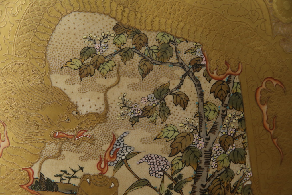 薩摩焼　大京都日文林本寶山　高さ98cm　龍・獅子・鶴・美人画・鳳凰・花鳥図　緻密で絢爛豪華な金襴手特大花瓶・花台セット(花器、花入、花生、飾壷、壺、飾り台、金彩)(R-078582)