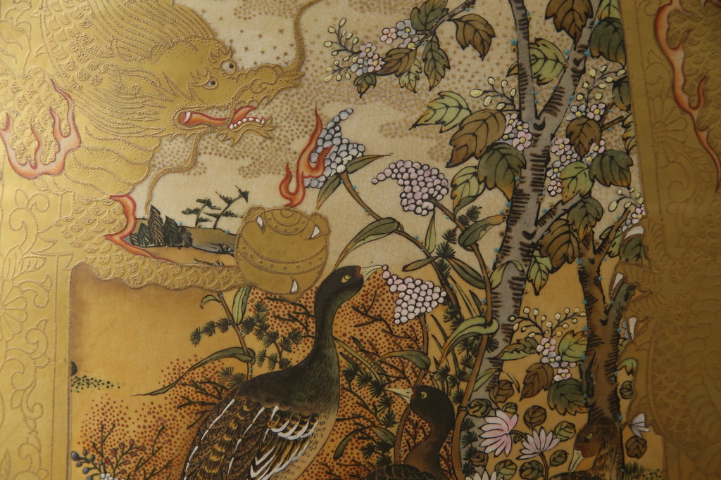 薩摩焼　大京都日文林本寶山　高さ98cm　龍・獅子・鶴・美人画・鳳凰・花鳥図　緻密で絢爛豪華な金襴手特大花瓶・花台セット(花器、花入、花生、飾壷、壺、飾り台、金彩)(R-078582)