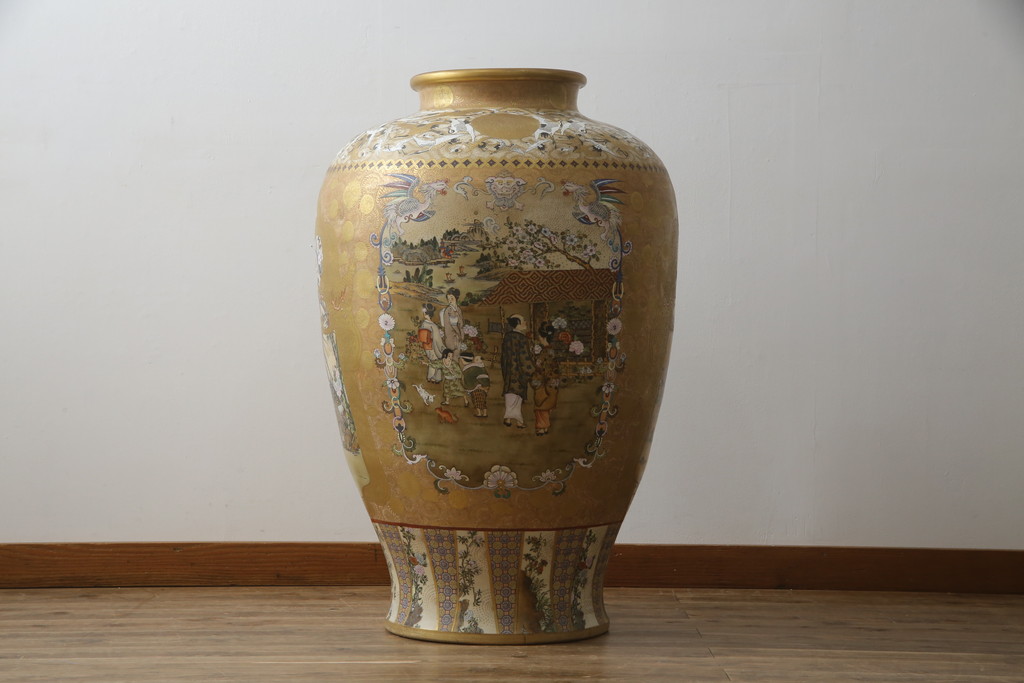 薩摩焼　大京都日文林本寶山　高さ98cm　龍・獅子・鶴・美人画・鳳凰・花鳥図　緻密で絢爛豪華な金襴手特大花瓶・花台セット(花器、花入、花生、飾壷、壺、飾り台、金彩)(R-078582)