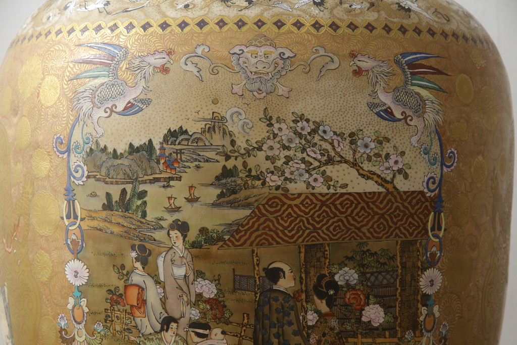 薩摩焼　大京都日文林本寶山　高さ98cm　龍・獅子・鶴・美人画・鳳凰・花鳥図　緻密で絢爛豪華な金襴手特大花瓶・花台セット(花器、花入、花生、飾壷、壺、飾り台、金彩)(R-078582)
