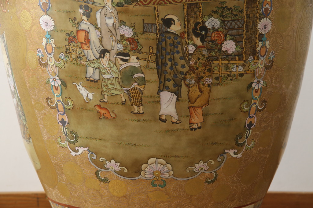 薩摩焼　大京都日文林本寶山　高さ98cm　龍・獅子・鶴・美人画・鳳凰・花鳥図　緻密で絢爛豪華な金襴手特大花瓶・花台セット(花器、花入、花生、飾壷、壺、飾り台、金彩)(R-078582)