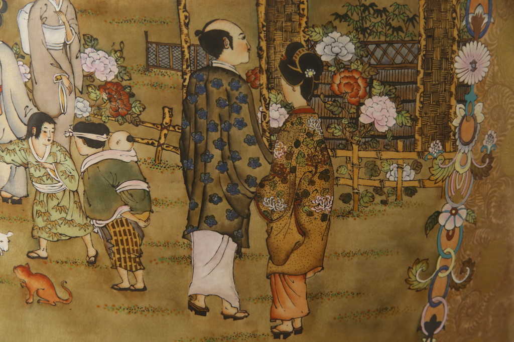 薩摩焼　大京都日文林本寶山　高さ98cm　龍・獅子・鶴・美人画・鳳凰・花鳥図　緻密で絢爛豪華な金襴手特大花瓶・花台セット(花器、花入、花生、飾壷、壺、飾り台、金彩)(R-078582)