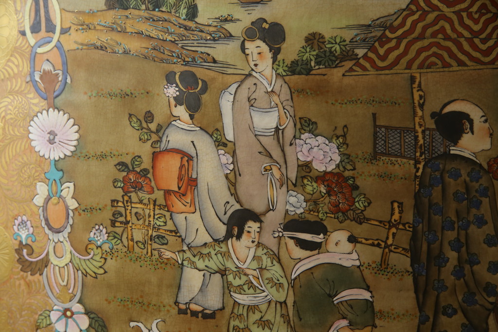 薩摩焼　大京都日文林本寶山　高さ98cm　龍・獅子・鶴・美人画・鳳凰・花鳥図　緻密で絢爛豪華な金襴手特大花瓶・花台セット(花器、花入、花生、飾壷、壺、飾り台、金彩)(R-078582)