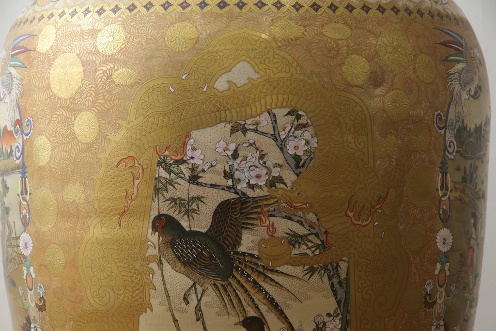 薩摩焼　大京都日文林本寶山　高さ98cm　龍・獅子・鶴・美人画・鳳凰・花鳥図　緻密で絢爛豪華な金襴手特大花瓶・花台セット(花器、花入、花生、飾壷、壺、飾り台、金彩)(R-078582)