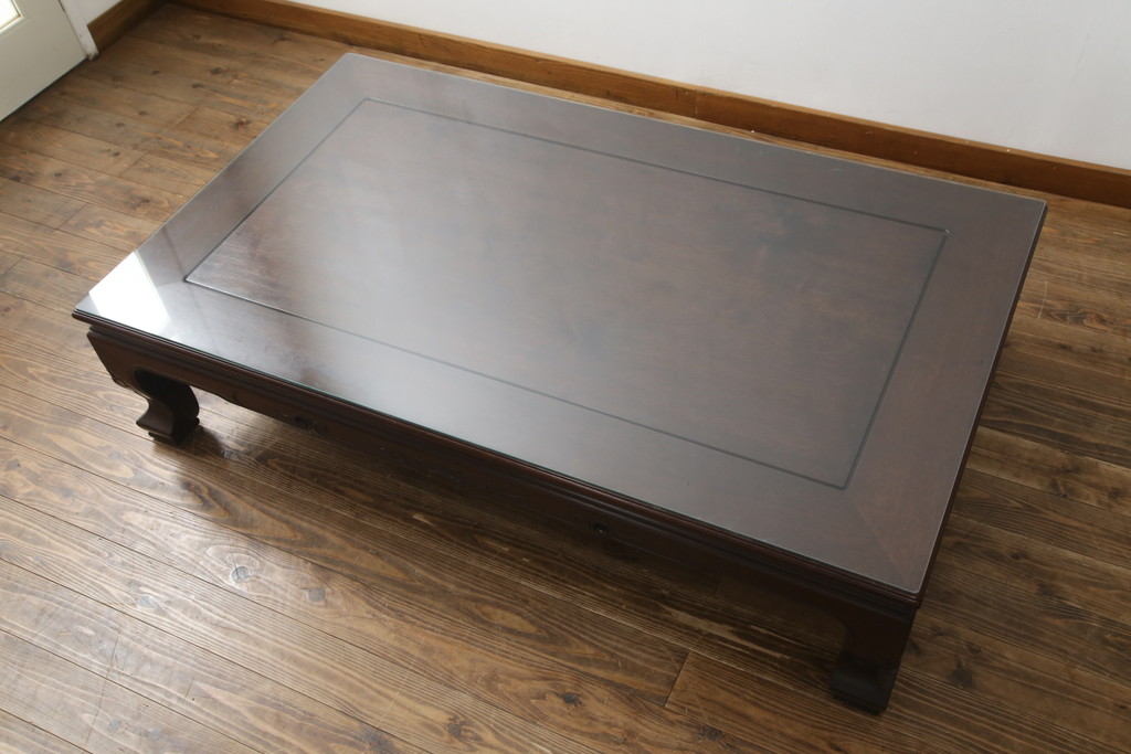 中古　美品　指物工芸家具　本紫檀(シタン)　凝った脚のデザインが目を惹くガラス天板付き座卓(ローテーブル、センターテーブル)(R-077665)