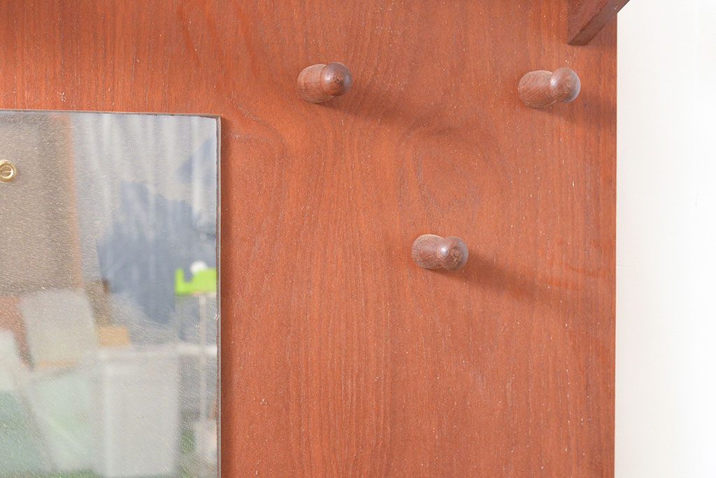 北欧ビンテージ　チーク材　フック・ラック付きで使い勝手抜群のウォールミラー(鏡、ヴィンテージ)(R-053288)