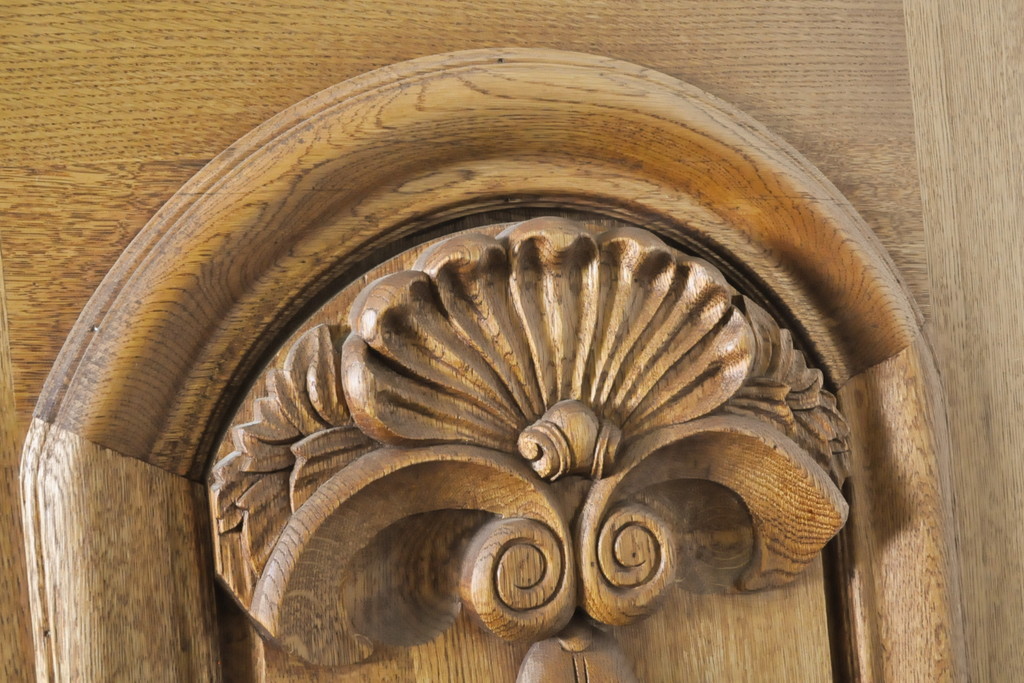 中古　ブランド家具　総ナラ(楢)材　立派な彫刻の高級ドア1枚(オークドア、扉、木製ドア、玄関ドア、建具)(R-063776)