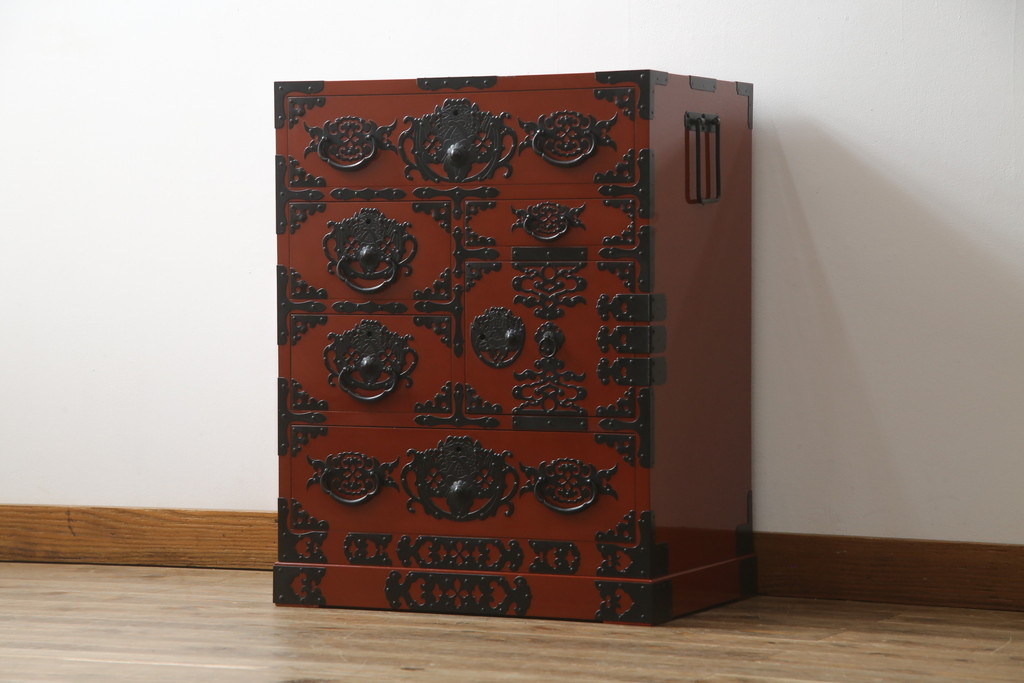 中古　美品!!　希少な廃盤品!!　米沢箪笥　伝統工芸　漆塗り　朱塗り　鋲と凝った金具の意匠が目を引く手許箪笥(和タンス、収納箪笥、小箪笥、引き出し)(R-075995)