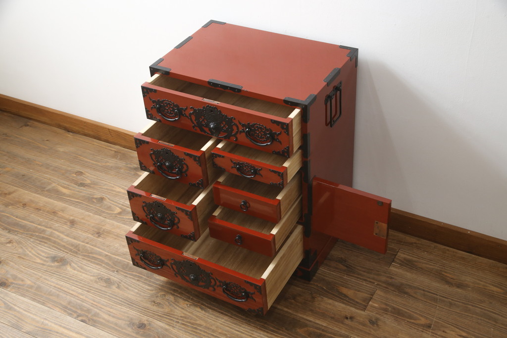 中古　美品!!　希少な廃盤品!!　米沢箪笥　伝統工芸　漆塗り　朱塗り　鋲と凝った金具の意匠が目を引く手許箪笥(和タンス、収納箪笥、小箪笥、引き出し)(R-075995)