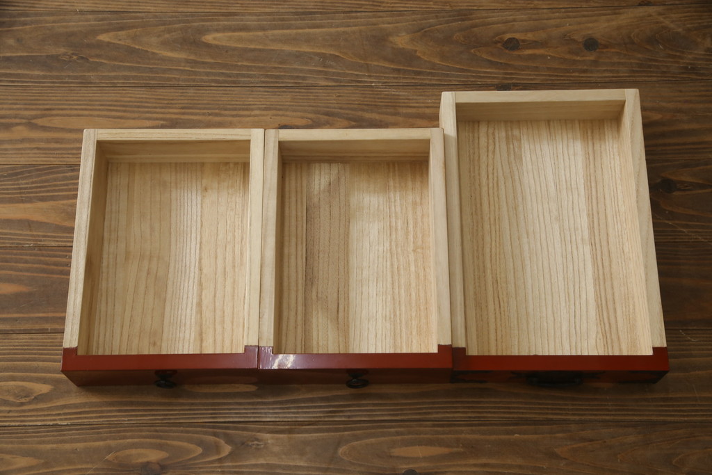 中古　美品!!　希少な廃盤品!!　米沢箪笥　伝統工芸　漆塗り　朱塗り　鋲と凝った金具の意匠が目を引く手許箪笥(和タンス、収納箪笥、小箪笥、引き出し)(R-075995)