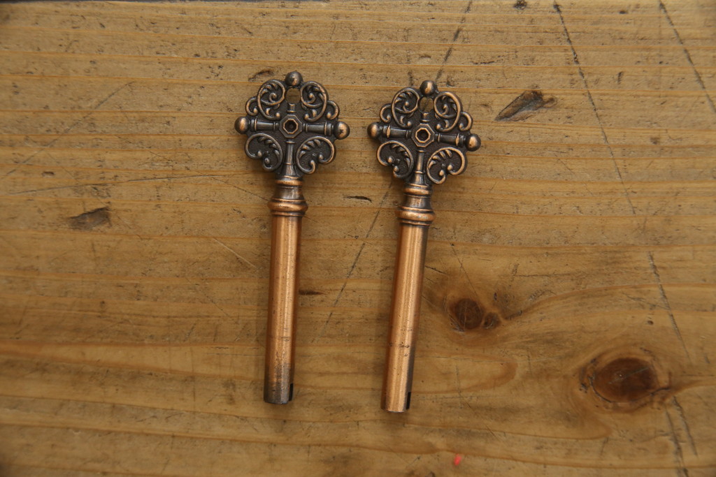 中古　美品!!　希少な廃盤品!!　米沢箪笥　伝統工芸　漆塗り　朱塗り　鋲と凝った金具の意匠が目を引く手許箪笥(和タンス、収納箪笥、小箪笥、引き出し)(R-075995)