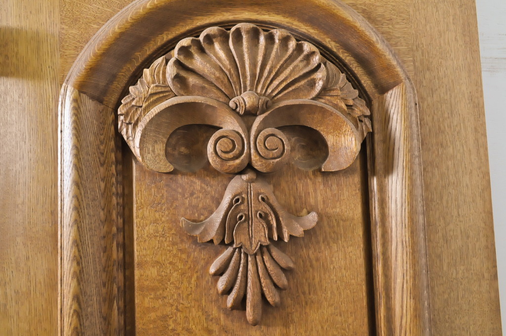 中古　ブランド家具　総ナラ(楢)材　立派な彫刻の高級ドア1枚(オークドア、扉、木製ドア、玄関ドア、建具)(R-063778)
