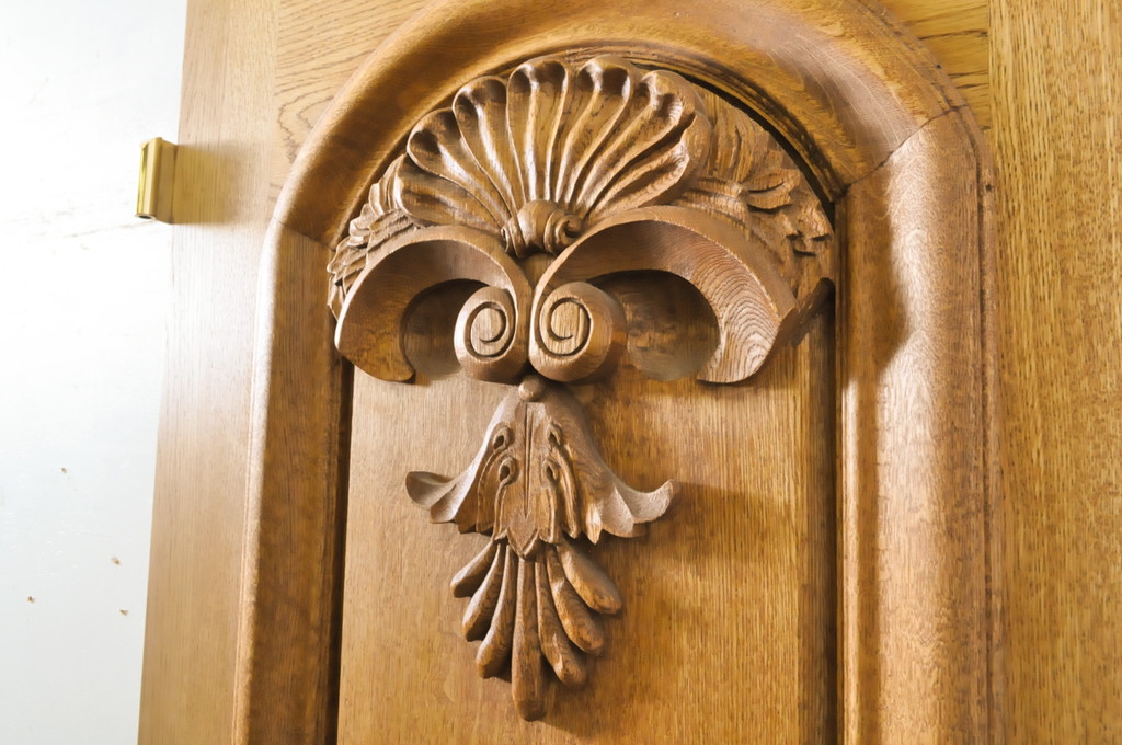 中古　ブランド家具　総ナラ(楢)材　立派な彫刻の高級ドア1枚(オークドア、扉、木製ドア、玄関ドア、建具)(R-063779)