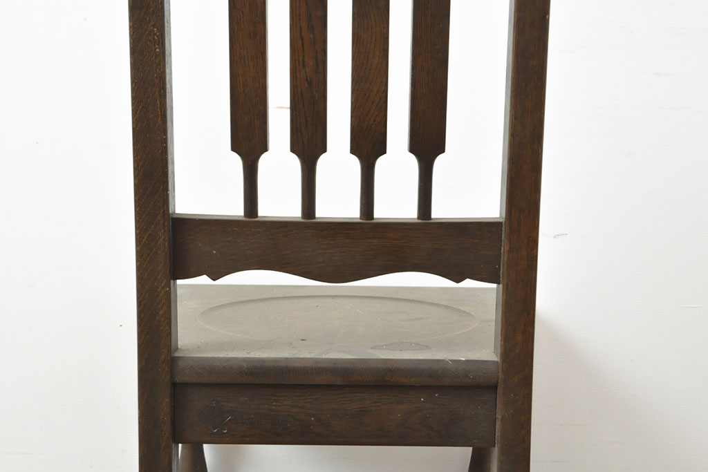 アメリカビンテージ　オーク材　背板と脚の凝ったデザインが魅力的なヴィンテージチェア(椅子、板座チェア、ダイニングチェア)(R-053038)