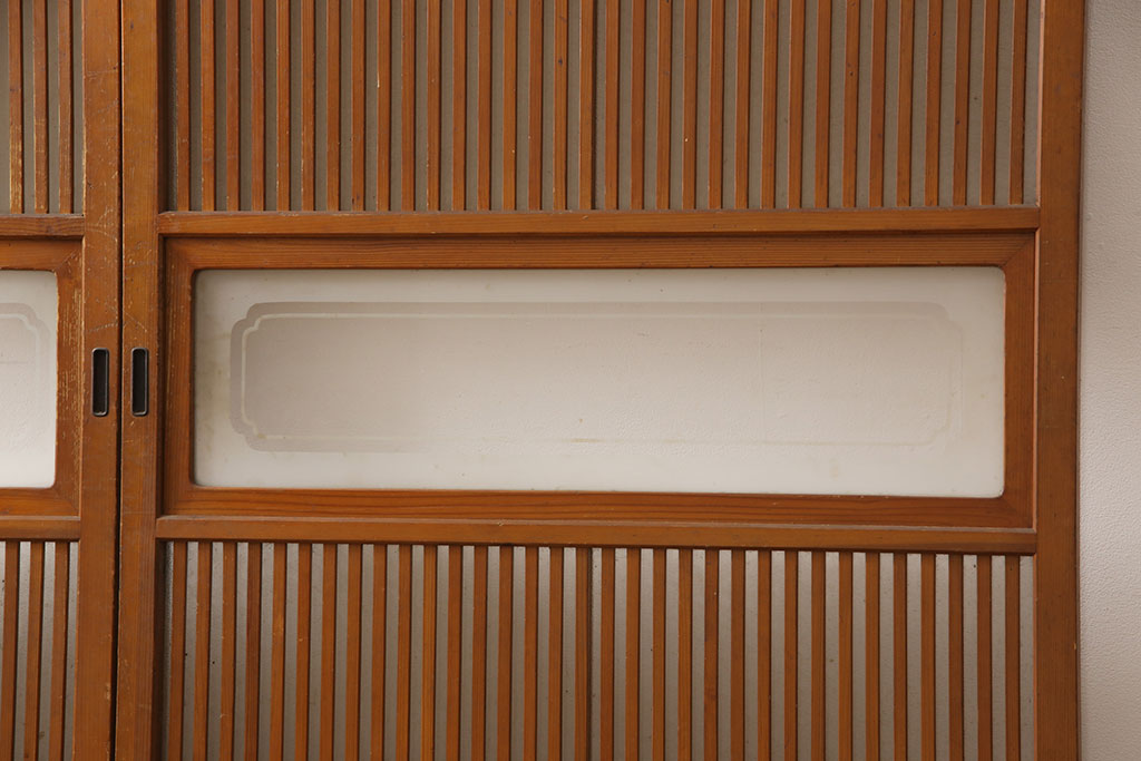 アンティーク建具　昭和中期　腰板ケヤキ材　欅の杢目と黄味がかった明るい色合いが魅力の裏ガラス入り格子戸2枚セット(引き戸、帯ガラス戸)(R-053519)