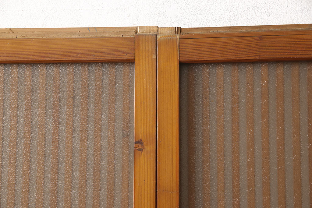 アンティーク建具　昭和中期　腰板ケヤキ材　欅の杢目と黄味がかった明るい色合いが魅力の裏ガラス入り格子戸2枚セット(引き戸、帯ガラス戸)(R-053519)