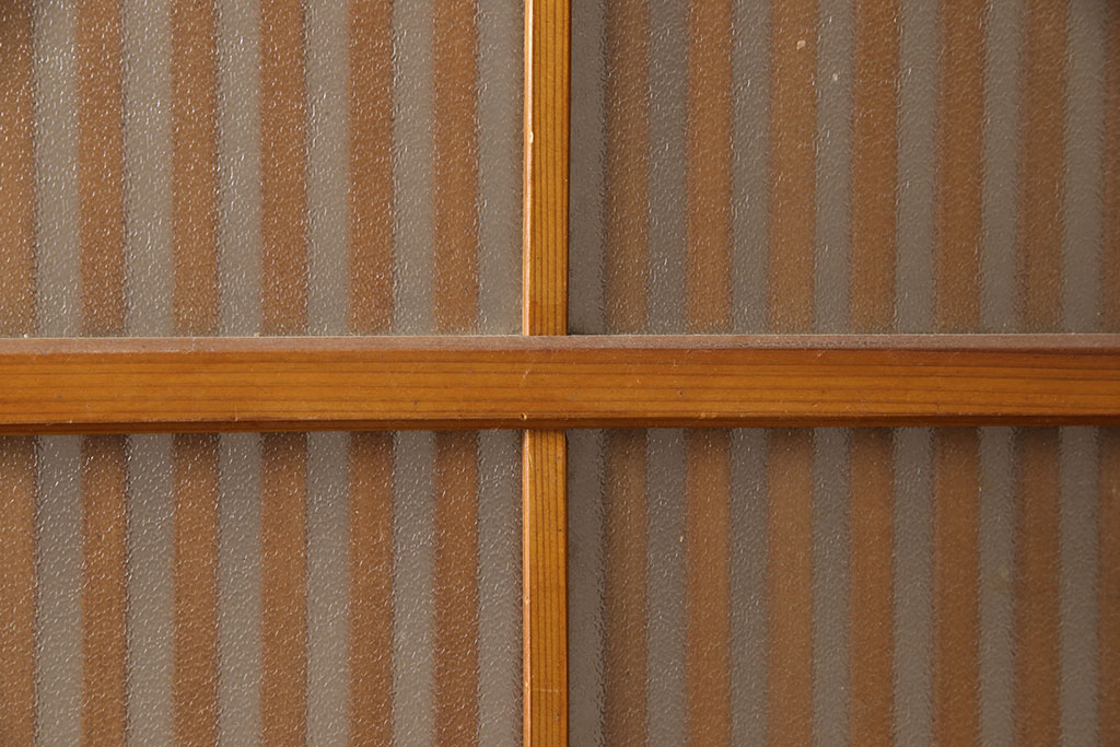 アンティーク建具　昭和中期　腰板ケヤキ材　欅の杢目と黄味がかった明るい色合いが魅力の裏ガラス入り格子戸2枚セット(引き戸、帯ガラス戸)(R-053519)